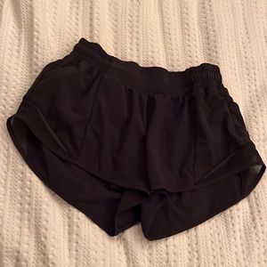 Lululemon 2.5” Hotty Hot Shorts size 4 black
